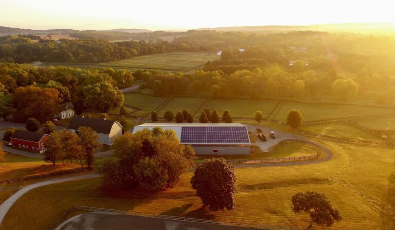 Bilden visar solcellspaket för att skapa en egen off-grid lösning