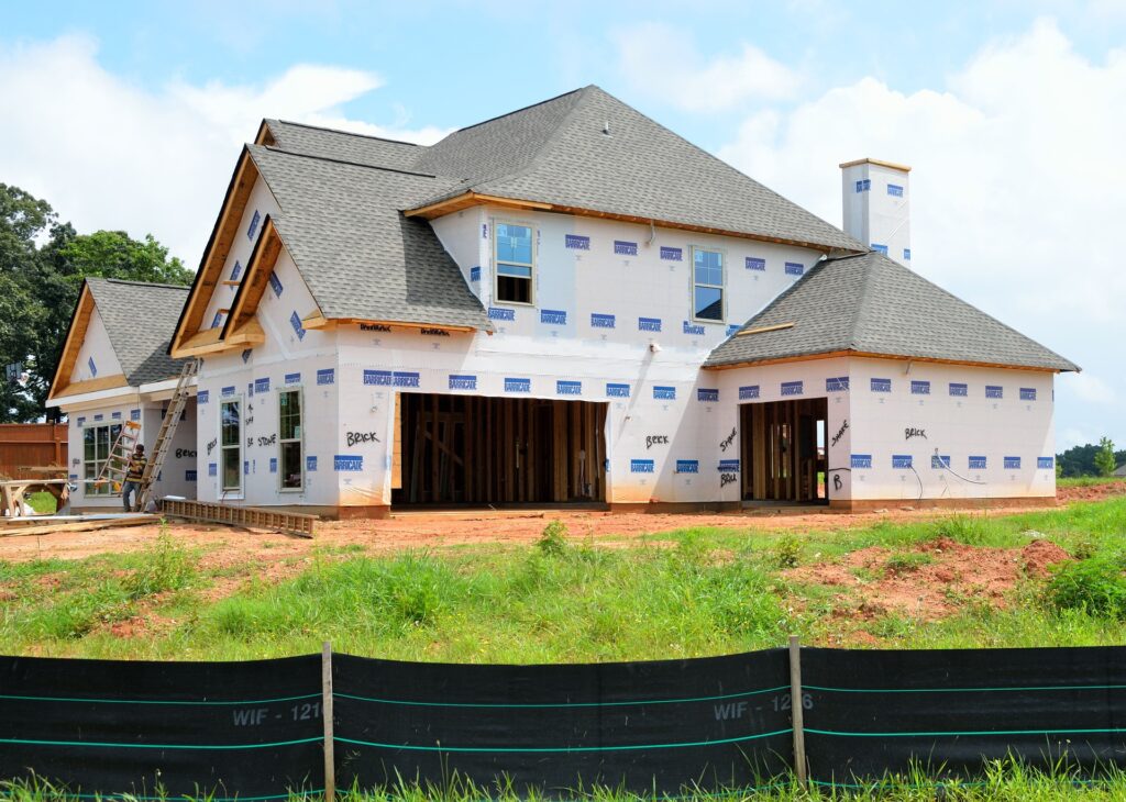 Bilden visar ett nytt hus som har ansökt med rätt konstruktionsritningar och bygglovshandlingar samt utfört bygganmälan innan byggets start