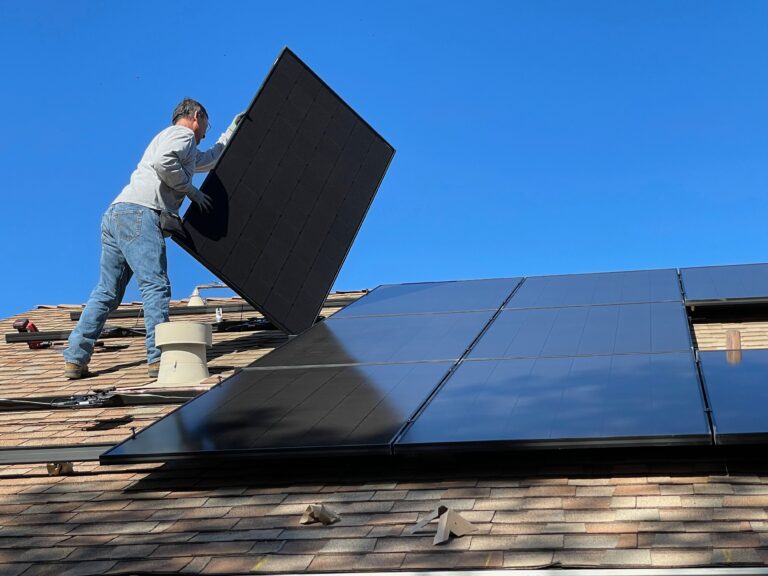 Bilden visar ett tak med solceller. Solceller och Fronius växelriktare kan du nu enkelt hitta online.